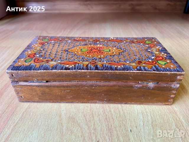 Старинна дървена кутия с ярък народен орнамент, снимка 8 - Антикварни и старинни предмети - 52856532