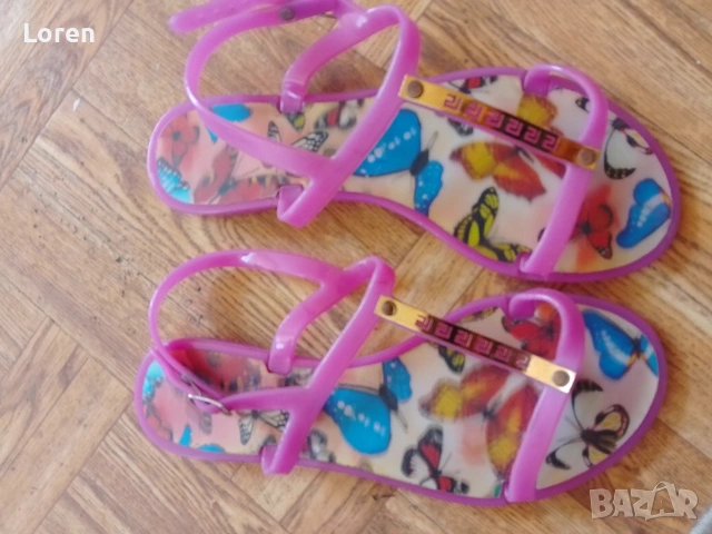 Розови гумени сандалки със стелка на пеперудки
