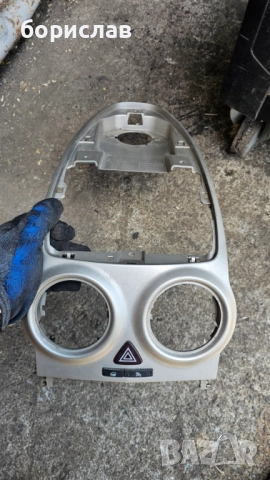 Средна конзола и бутон аварийни за Опел Корса д , снимка 2 - Части - 51646998