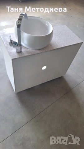 Бял шкаф от ПВЦ за баня с модерна мивка тип купа, луксозна батерия, нови панти и дръжки, снимка 4 - Мивки - 52774700