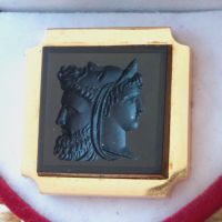 Златна 18к брошка с карнеолова гема изобразяваща три глави, снимка 17 - Колиета, медальони, синджири - 43491618