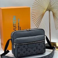 Мъжка чанта сива звезда цип Louis Vuitton реплика, снимка 1 - Чанти - 45535173