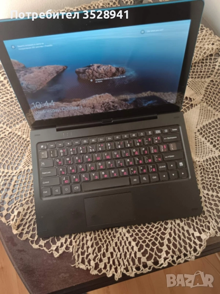 Таблет със отделяща се клавиатура и инсталиран Windows, снимка 1