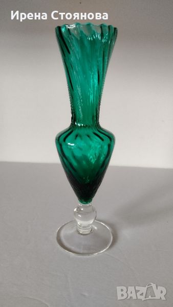Малка кристална вазичка в изумрудено зелен цвят, извито оребрена., снимка 1