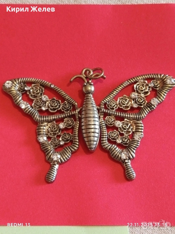 МЕДАЛЬОН с ФОРМА на ПЕПЕРУДА 🦋 в РЕТРО СТИЛ УКРАСЕН с МАЛКИ КРИСТАЛИ 51247, снимка 1