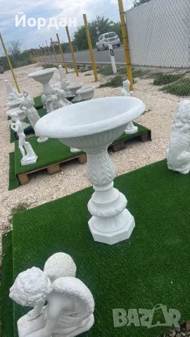 Градински фонтан