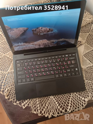 Таблет със отделяща се клавиатура и инсталиран Windows