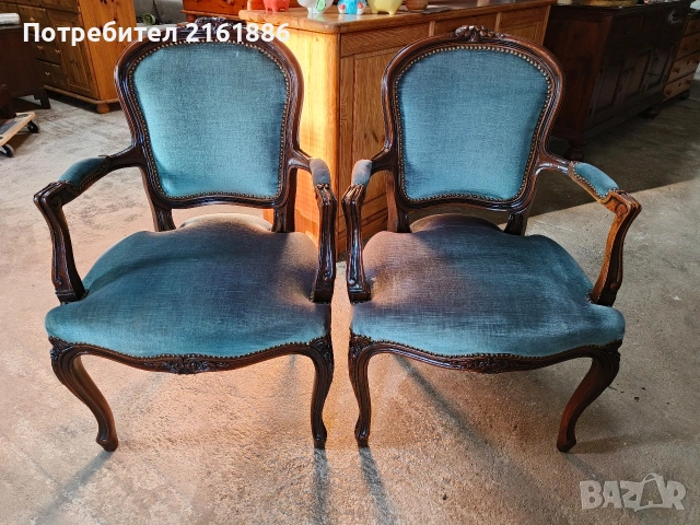 Дъбово кресло с дърворезба и плюшена дамаска 