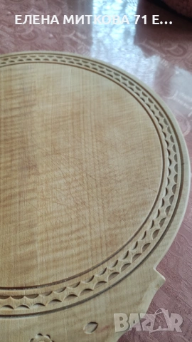 Голяма кръгла дървена дъска за мезета с дръжка и украса от дърворезба, снимка 4 - Аксесоари за кухня - 53250576