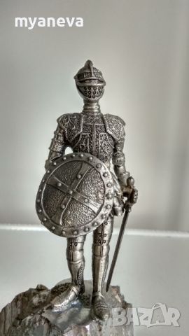 Скулптура на рицар  , метална с богата орнаментика , снимка 2 - Статуетки - 45879068