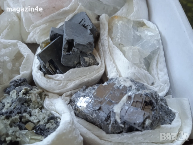 Sale, Кутия с минерали от България,естествени кристали и камъни, за колекционери геолози любители, , снимка 3 - Колекции - 51854584