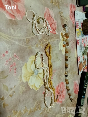 колие слонова кост или кехлибар, перлено колие и едно друго колие,по договаряне 