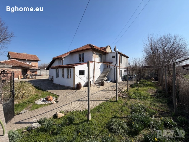 Двуетажна къща с голям двор и басейн в с. Равнец | 2447 кв.м двор | обзаведена