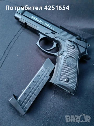 еърсофт пистолет и кутия пластмасови топчета цена 20 евро 