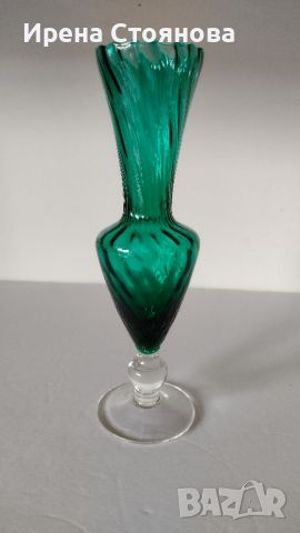 Малка кристална вазичка в изумрудено зелен цвят, извито оребрена.