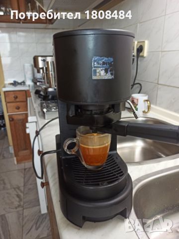 Кафемашина Лаваца Блу с капсули лаваца, работи отлично и прави супер кафе с каймак 