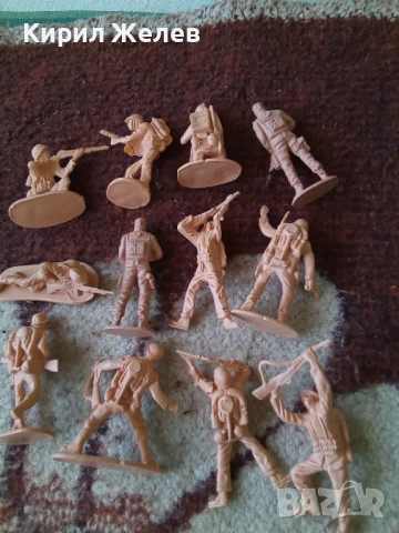 Войници пластмасови 12 броя 51735, снимка 4 - Колекции - 52105463