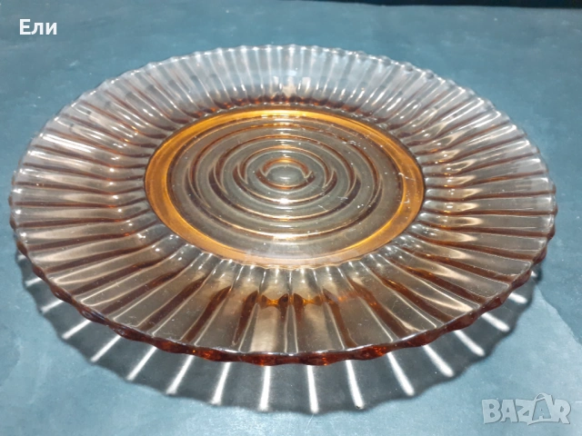 Голяма чиния цветно стъкло.За ордьоври.