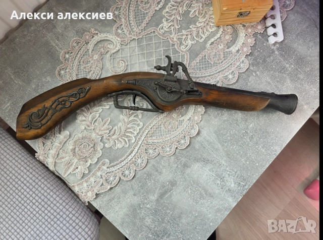 декоративен кремъчен пищов – реплика на старо оръжие от XVIII–XIX век.