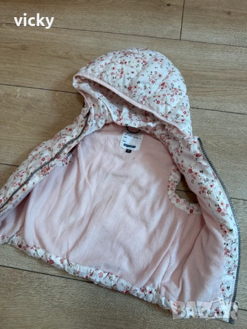 Бял елек/грейка с флорални мотиви, размер 86, снимка 6 - Бебешки якета и елеци - 49459890