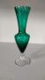 Малка кристална вазичка в изумрудено зелен цвят, извито оребрена., снимка 1 - Вази - 45740852