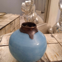 синя керамична вазичка от Англия, с печат, снимка 2 - Декорация за дома - 45026581