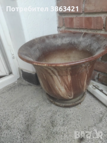 Продава се керамична саксия