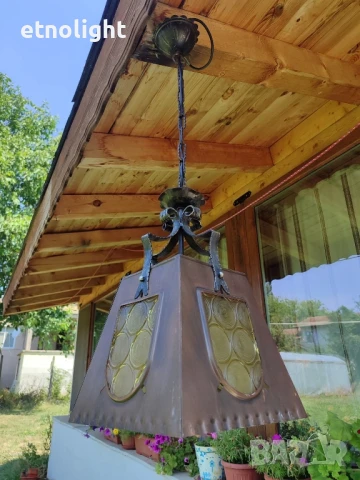 Красиви старинни полилеи с елементи на ковано желязо, метални капаци и стъкленици 