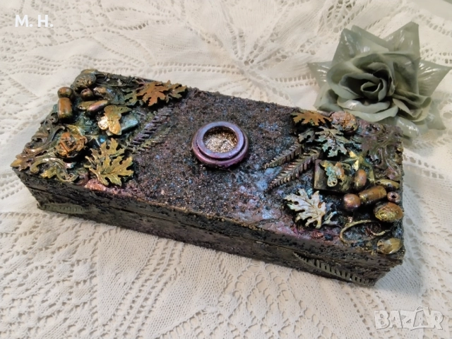 Ръчно декорирана кутия в стил "микс медия"
