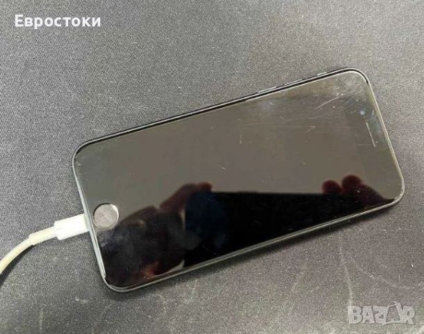 Смартфон iPhone SE 128GB (втора употреба), цвят: черно. Продукт има естествени следи от употреба, снимка 4 - Apple iPhone - 46228006