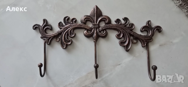 Изящна чугунена закачалка.