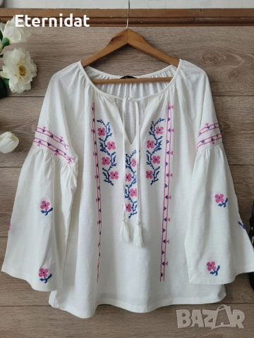 Блуза с бродирани шевици 