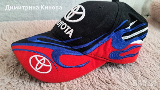 Шапка с козирка и лого на Toyota 