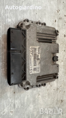 Компютър за двигател / ECU / Моторен компютър за Alfa Romeo 147 - 51806561 /  0281012883