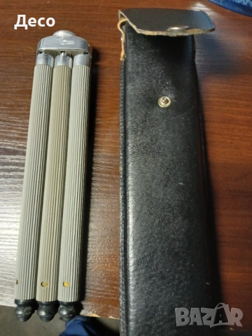 Стар статив,тринога за фотоапарат.