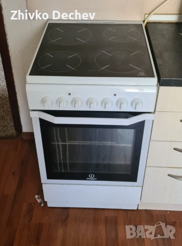 Готварска печка с керамичен плот Indesit
