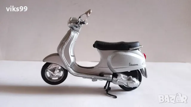 Скутер Vespa LX 125 Scooter 2005 Maisto 1:18, снимка 2 - Колекции - 48294381