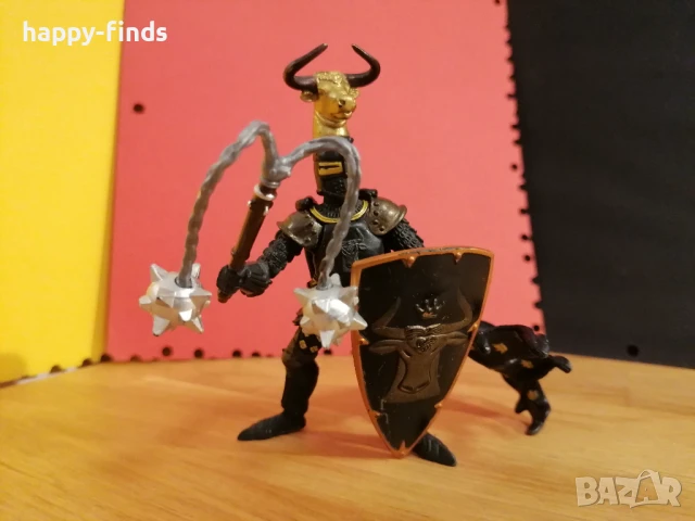 2007 Papo ЗЛАТЕН И ЧЕРЕН РИЦАР БИК Фигурка на воин-тамплиер с боздуган и щит