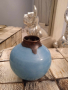 синя керамична вазичка от Англия, с печат, снимка 2