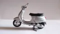 Скутер Vespa LX 125 Scooter 2005 Maisto 1:18, снимка 2