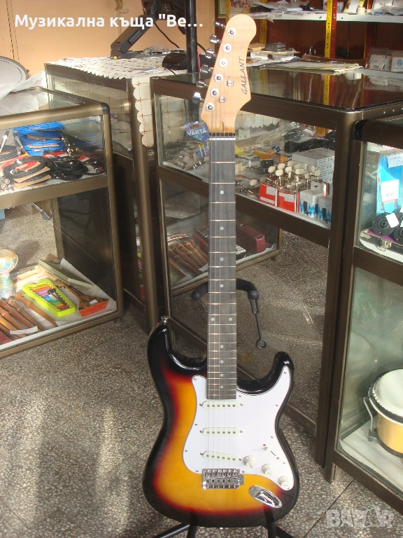 Електрическа китара с кабел и тремоло, снимка 1