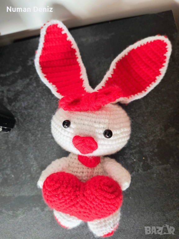 Плетено зайче в червено и бяло - ръчно изработено, снимка 1