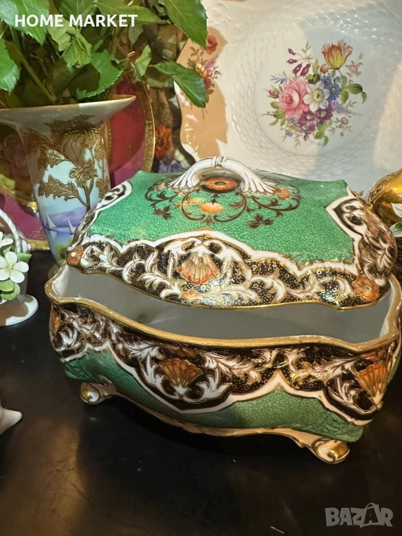 Circa 1908 “ Императорската кутия” невероятно красив и грандиозен съд , в зелено и злато, снимка 1