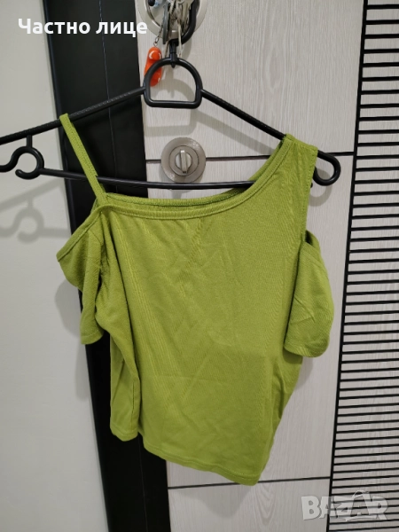 Продавам зелена дамска блуза с паднало рамо и презрамка, снимка 1