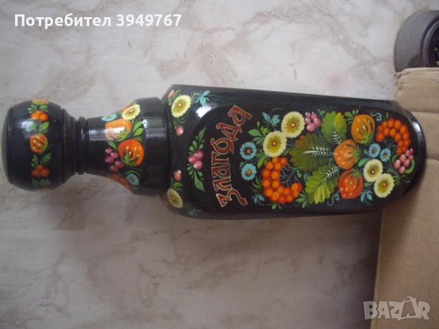 Празна стъклена бутилка в дърво.