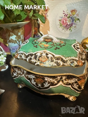 Circa 1908 “ Императорската кутия” невероятно красив и грандиозен съд , в зелено и злато