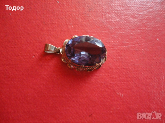 Позлатен медальон с камък Amerik 3