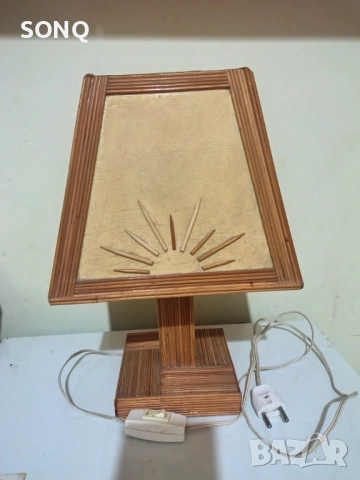 Интересна Стара Дървена Настолна Лампа