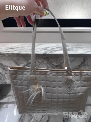 Дамска кожена чанта с пухче, снимка 5 - Чанти - 52864264