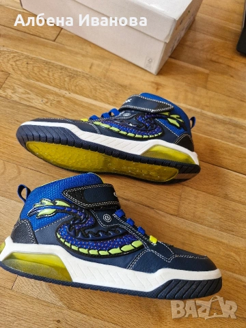 Светещи маратонки Geox 35 номер, снимка 3 - Детски маратонки - 53704879